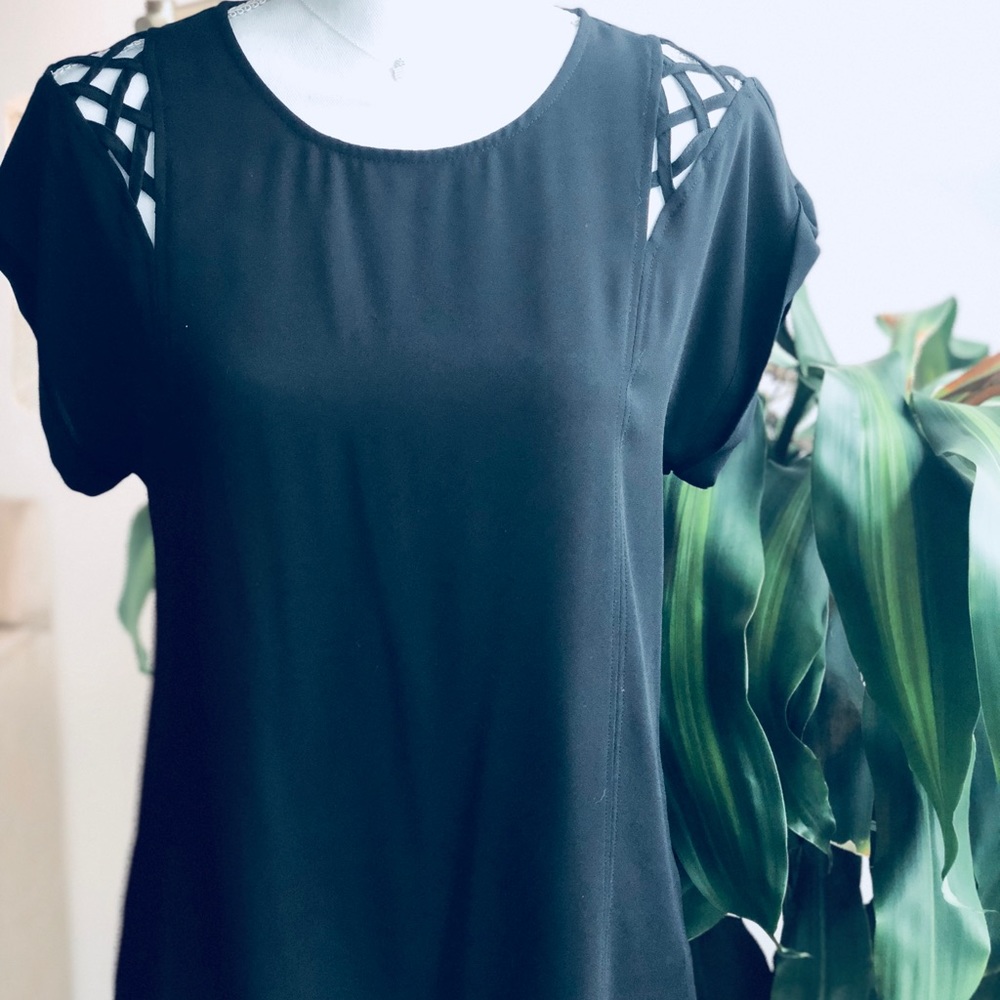 ♥️ Ro & De Top with Cut-Out Details.